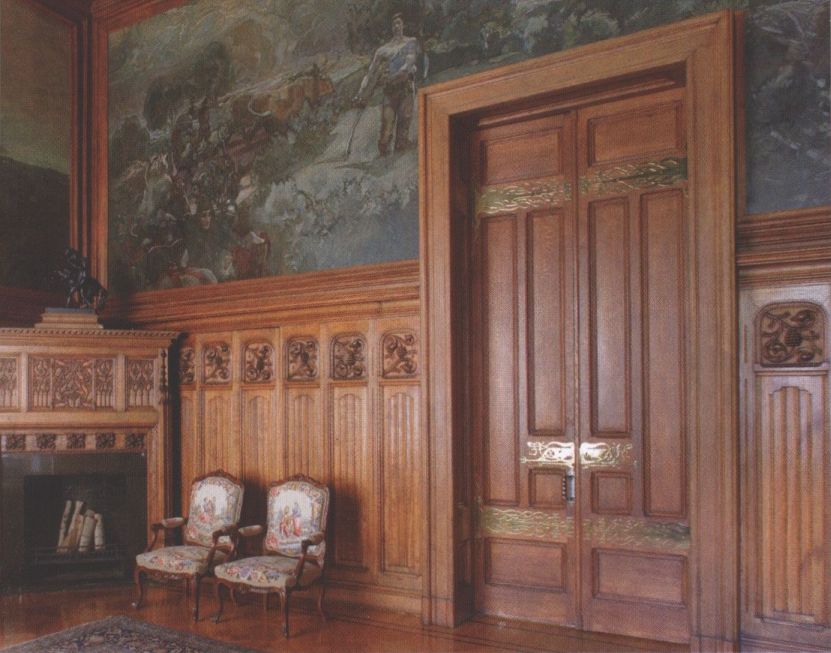 Малая готическая гостиная с монументальными полотнами работы М.А. Врубеля. Фрагмент интерьера
