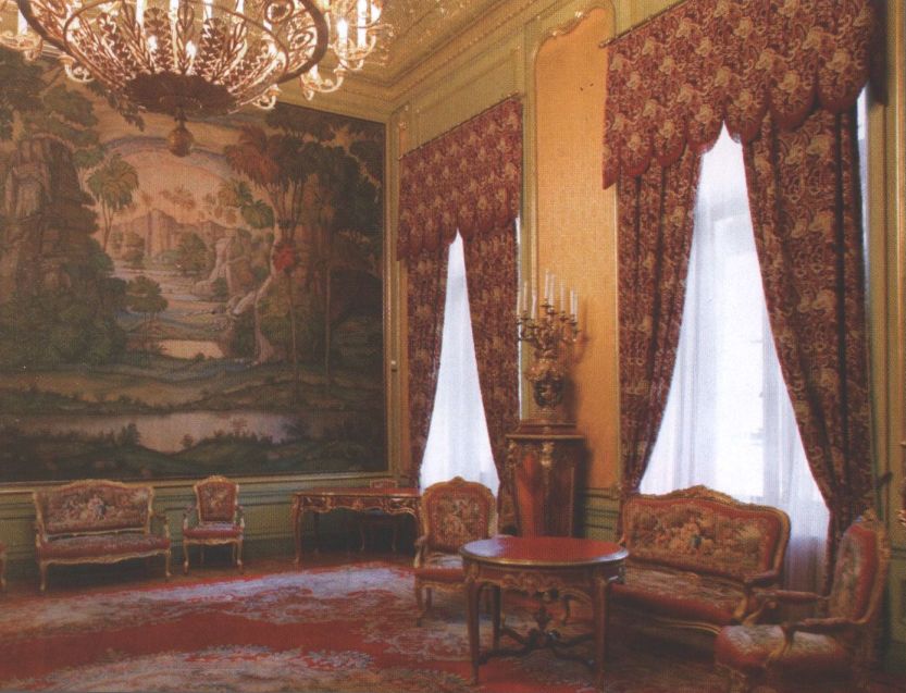 Большая гостиная с полотнами К.Ф. Богаевского. Фрагмент интерьера