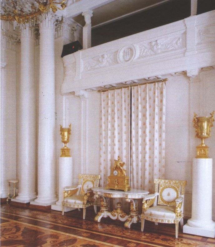 Белый зал. Фрагмент интерьера