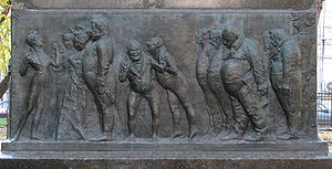 Памятник Гоголю. Фронтальный барельеф.  Персонажи комедии «Ревизор»