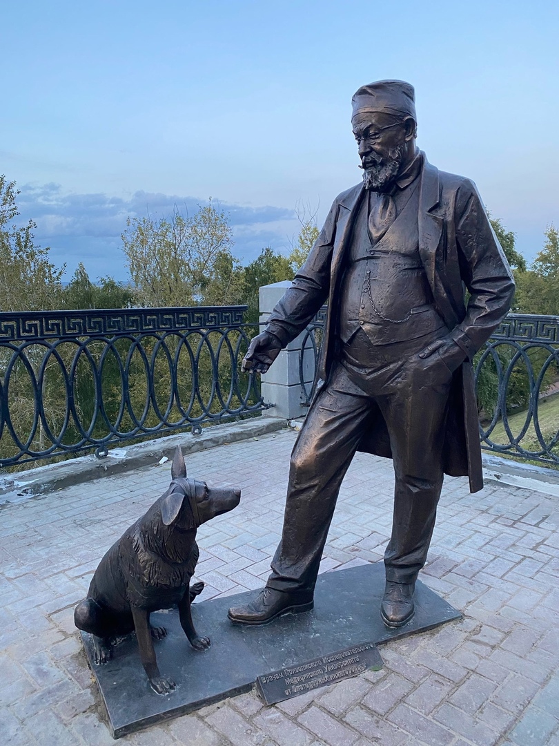 Памятник профессору Преображенскому и Шарику в Нижнем Новгороде