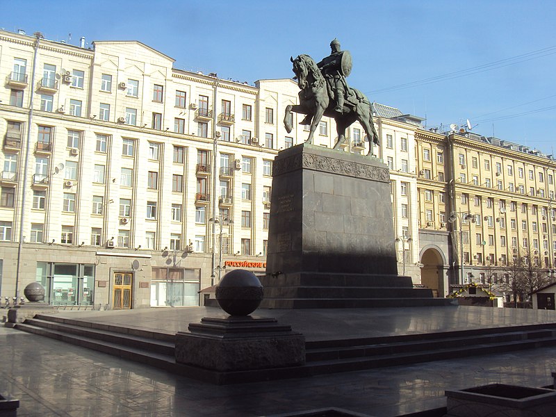Памятник Юрию Долгорукому на месте Монумента советской конституции