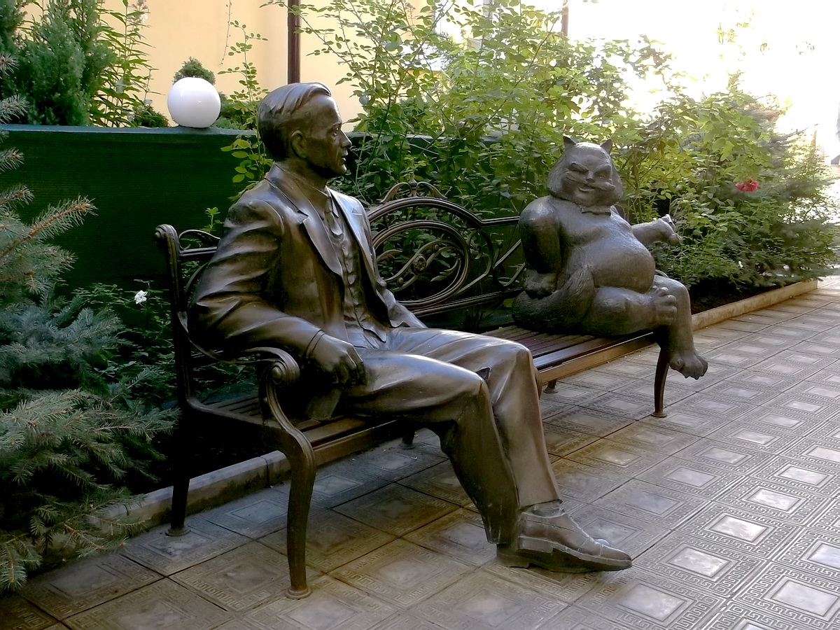 Памятник Михаилу Булгакову и коту Бегемоту в Харькове
