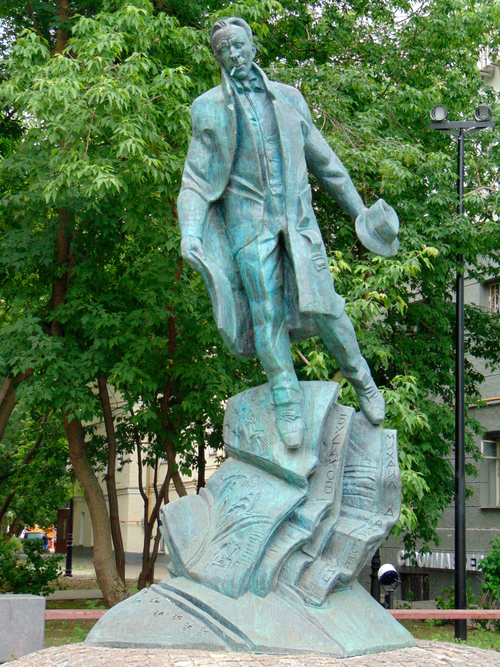 Памятник Михаилу Булгакову на Большой Пироговской в Москве