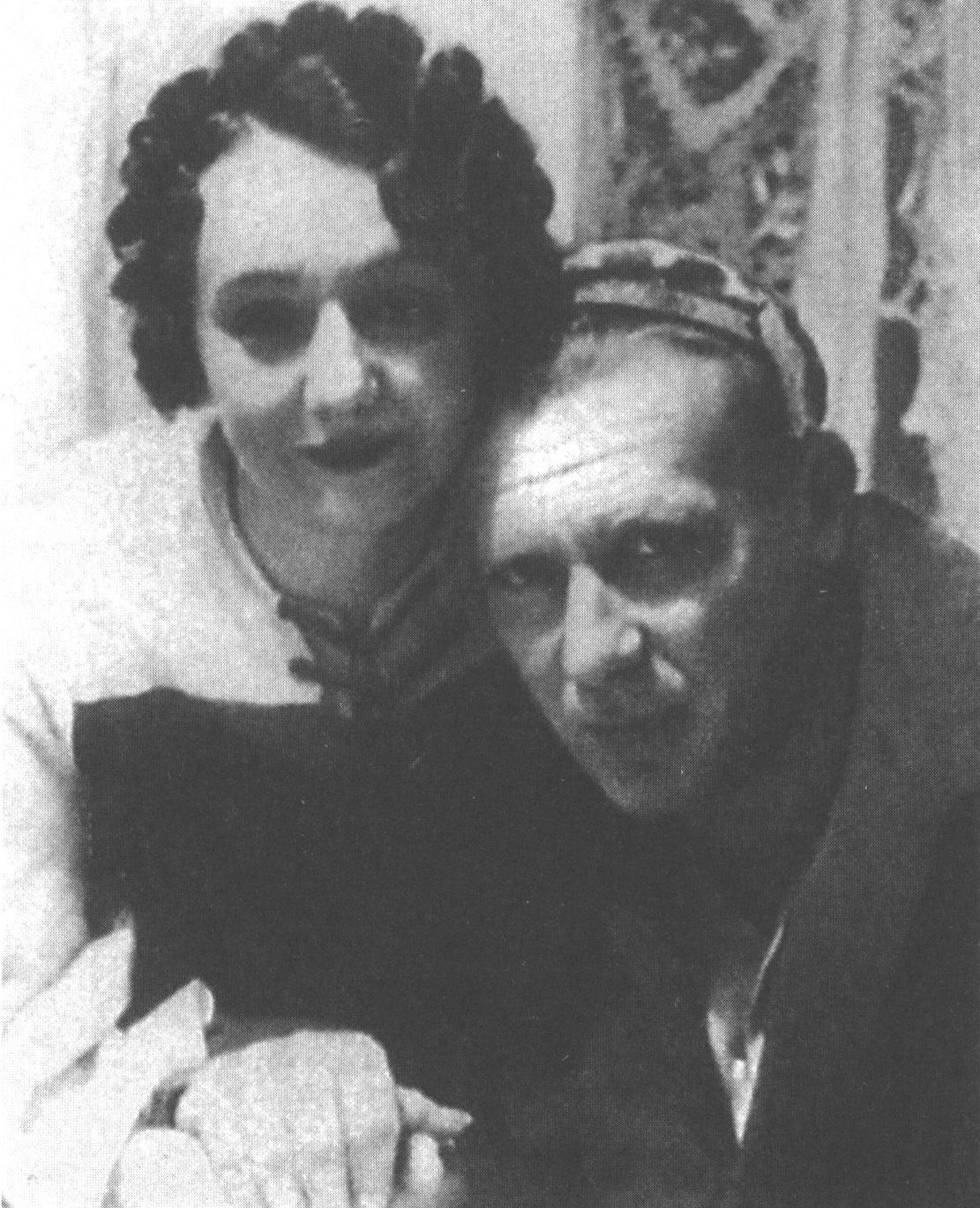 Е.С. Булгакова и М.А. Булгаков в шапочке Мастера. 1936 г. Фото Б.В. Шапошникова.