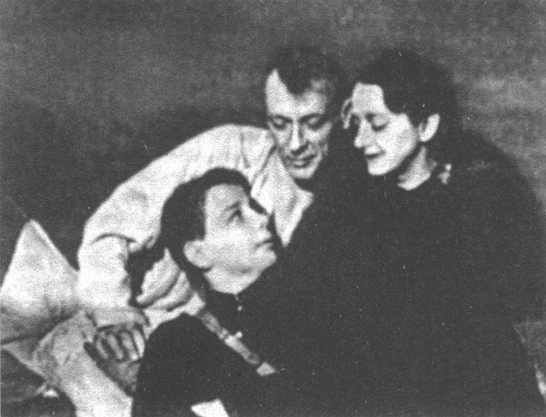 М.А. Булгаков и Е.С. Булгакова с Сережей Шиловским. 27 февраля 1940 г.