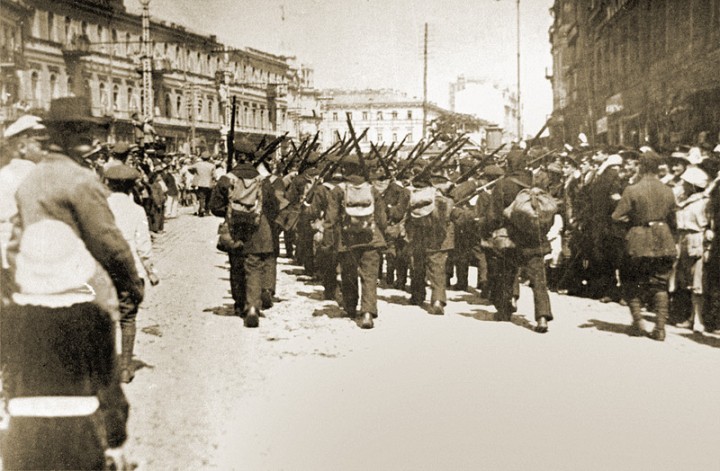 Польские и украинские войска на Крещатике. 8 мая 1920 года