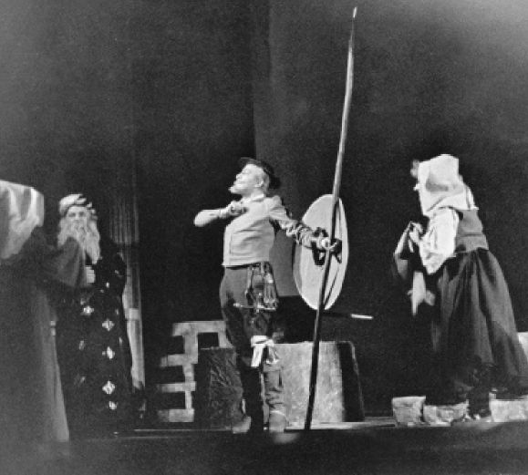 В Дон Кихоте, которого создал Рубен Симонов, не было излишнего пафоса, но была печаль. Он был «слишком сразу мудр» и будто заранее знал свою обреченность
