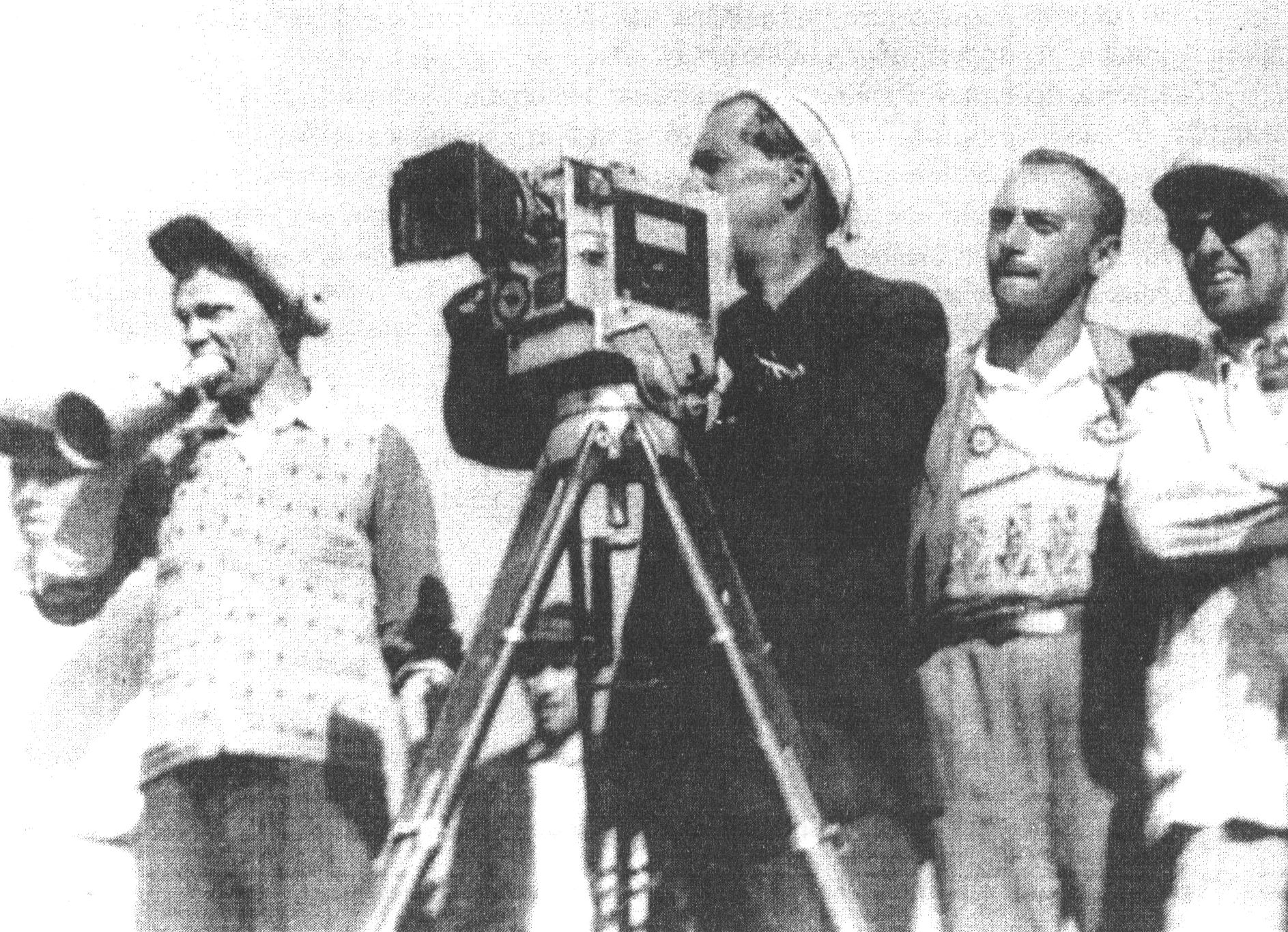 Ни съёмках фильма «Крупная неприятность». Август 1929. Слева направо: М.С. Каростин (сорежиссёр), В. Солодовников (кинооператор), И. Гордон (сценарист, ассистент), А.Д. Попов, (режиссёр)