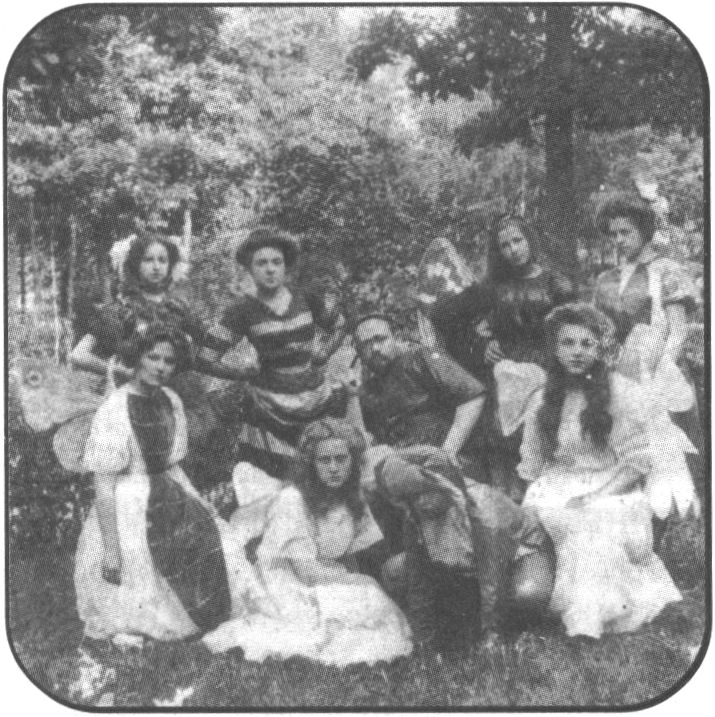 Сестры Булгакова и их друзья — персонажи костюмированного дачного спектакля «Девочка с сачком». 1910 г.