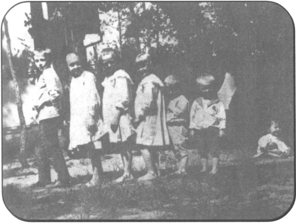 Дети Булгаковых. 1903 г. Слева направо: Миша, Вера, Надя, Варя, Коля, Ваня, сидит — Лёля