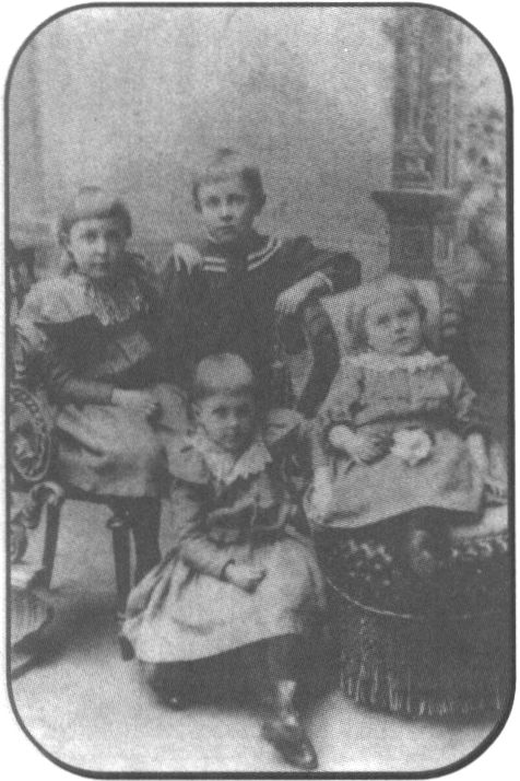 Дети Булгаковых: Вера, Миша, Надя, Варя. 1897 г.