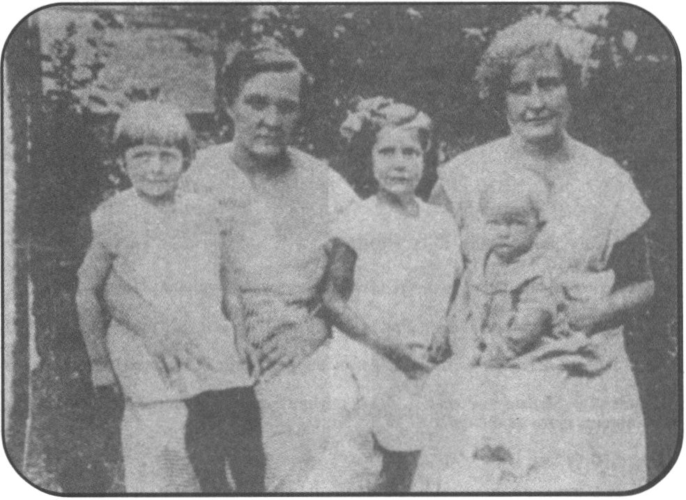 Булгакова (Земская) Надежда Афанасьевна н Булгакова (Карум) Варвара Афанасьевна с детьми. 1920-е гг.