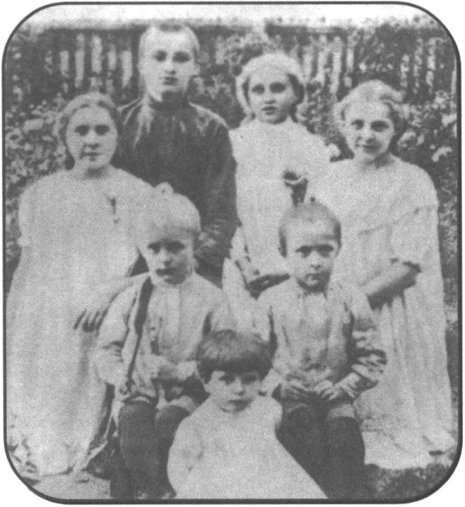 Дети Булгаковых. 1906 г. Слева направо, стоят: Вера, Миша, Варя, Надя; сидят: Коля и Ваня; внизу Елена (Лёля)