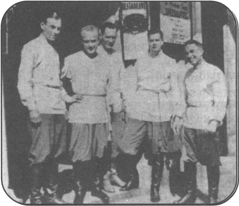 Булгаков Иван Афанасьевич (второй слева) с друзьями. 1930-е гг.