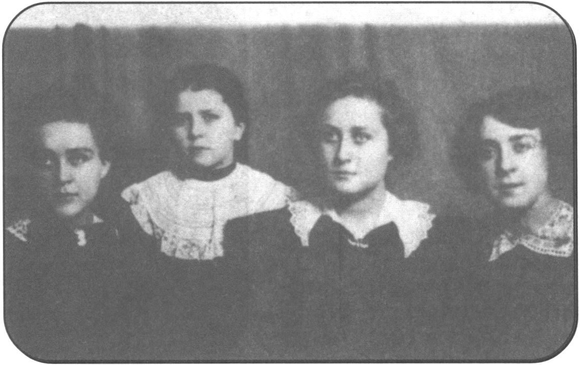 Сестры Булгаковы. 1912 г. Слева направо: Надя, Елена (Лёля), Варя, Вера