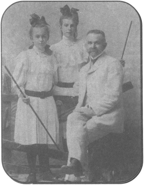 Покровский Николай Михайлович с дочерьми доктора Богушевского. Июнь 1908 г. (Архив И.А. Гусевой)