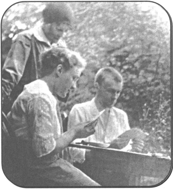 Михаил с сестрой Надей (сидит) и женой Татьяной. 1915 г.