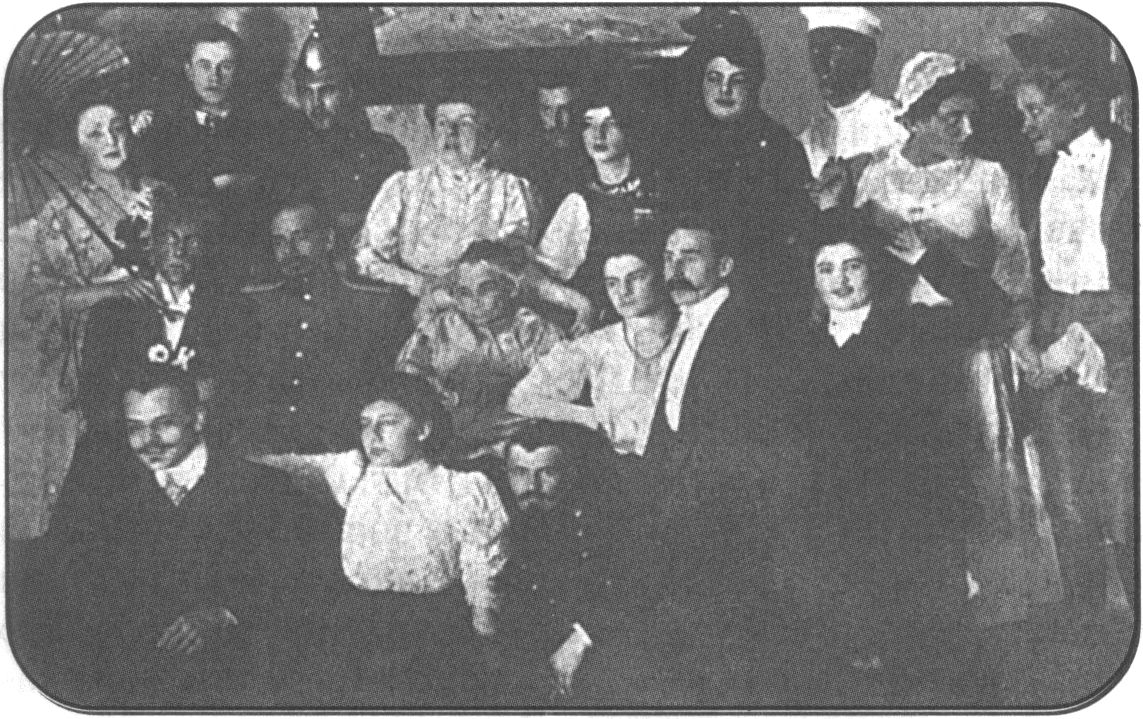 Молодые Булгаковы и их друзья в маскарадных костюмах. 1910 г. Вверху (справа) в гриме «Негра» (в белой фуражке) — Михаил