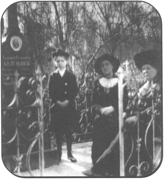 Булгакова Варвара Михайловна с дочерьми Варей и Еленой у могилы мужа. 1913 г.