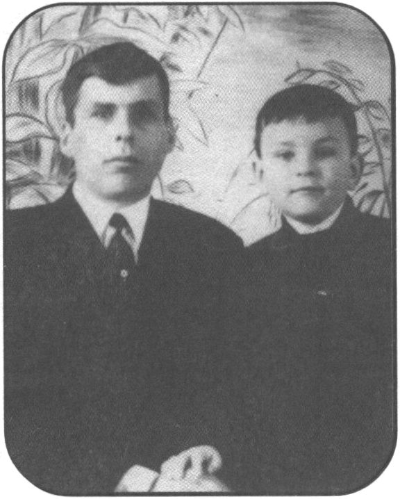 Болмасов Анатолий Николаевич с сыном Владимиром. Середина 1970-х гг. (Архив А.Е. Чекуровой)