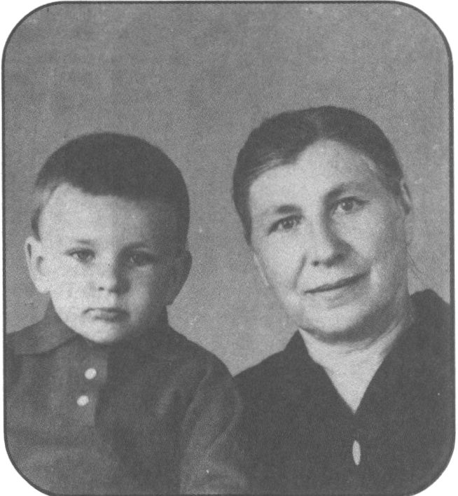 Михеева-Болмасова Антонина Федоровна с внуком Владимиром. Май 1969 г. (Архив А.Е. Чекуровой)