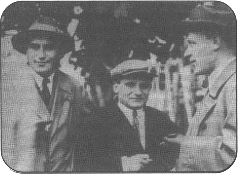 Три московских писателя. 1920-е гг. Слева направо: В.П. Катаев, Ю.К. Олеша, М.А. Булгаков