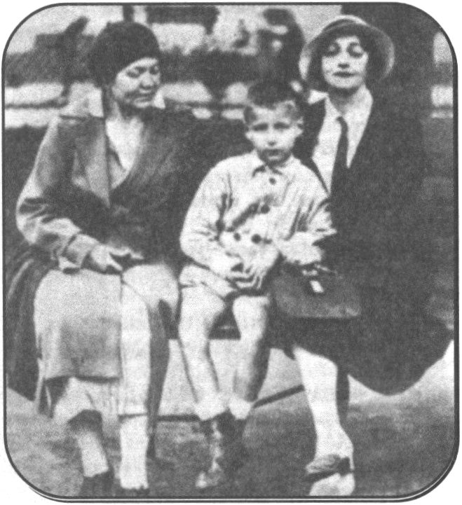 Нюренберг (Шиловская) Елена Сергеевна (справа) с Женей Шиловским и Е.И. Буш. 1920-е гг.