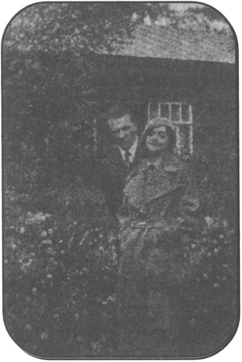 Супруги Булгаковы: Михаил Афанасьевич и Елена Сергеевна. Лето 1938 г. (Архив Ю.М. Кривоносова)