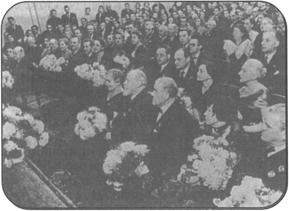 На юбилее МХАТа. 3 ноября 1938 г. В первом ряду, в центре слева направо: О.Л. Книппер-Чехова, Вл.И. Немирович-Данченко. И.М. Москвин; справа М.М. Тарханов; во втором ряду, в середине — И.П. Хмелев среди артистов труппы.