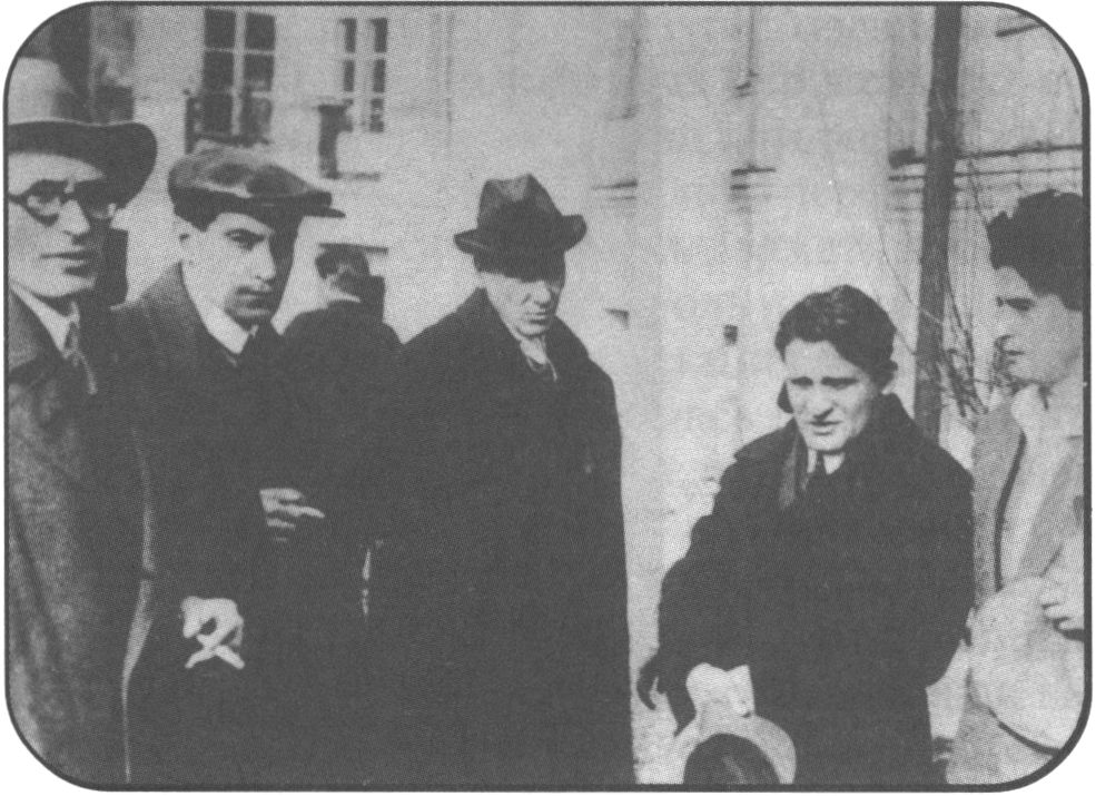 М.А. Булгаков (в центре) с московскими литераторами. Апрель 1930 г. Слева — М. Файнзильберг, В. Катаев; справа — Ю. Олеша, И. Уткин. (Архив Ю.М. Кривоносова)