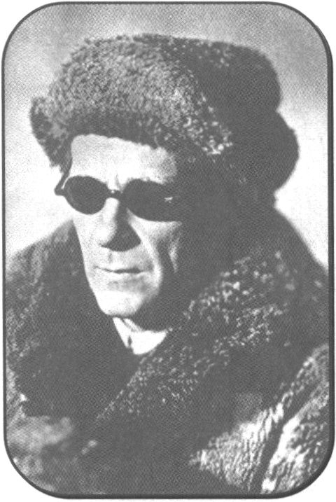 Декабрь 1939 г. На одной такой фотографии, сделанной в сана тории «Барвиха», где писатель в черных очках, шубе и шапке из меха американского медведя гризли, была сделана такая памятная надпись: «Жене моей Елене Сергеевне Булгаковой. Тебе одной, моя подруга, надписываю этот снимок. Не грусти, что на нем черные глаза: они всегда обладали способностью отличить правду от неправды. М. Булгаков, 11 февр. 1940 г.».