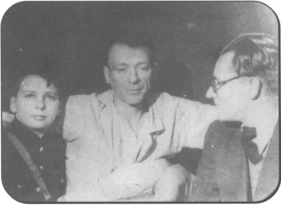 Михаил Афанасьевич с Сережей Шиловским и С.А. Ермолинским. Февраль 1940 г.