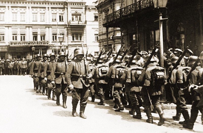 Смена немецкого караула у здания думы на Думской площади. 1918 год 