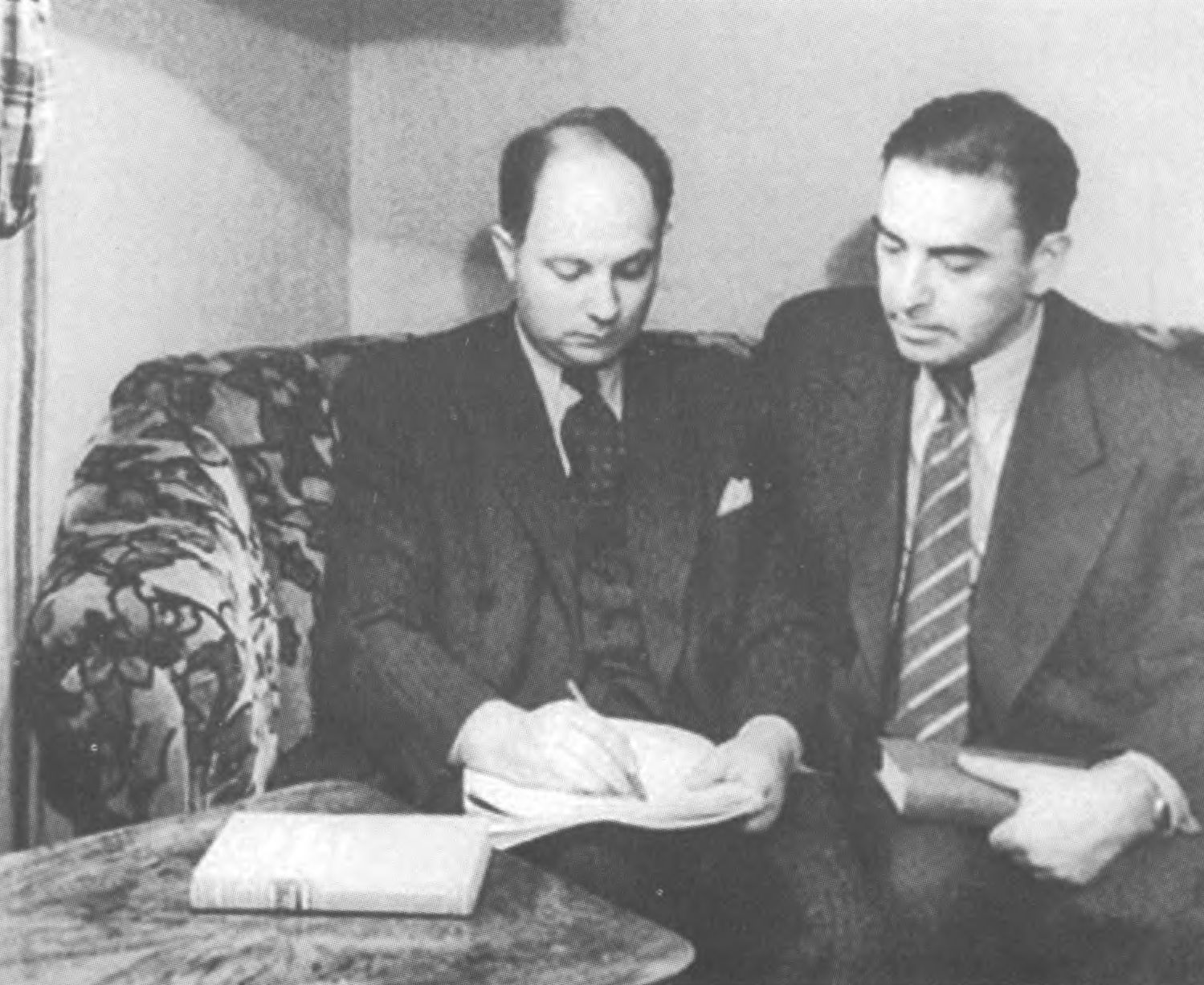 Драматурги братья Тур: Петр Рыжей и Леонид Тубельский (справа). 50-е годы