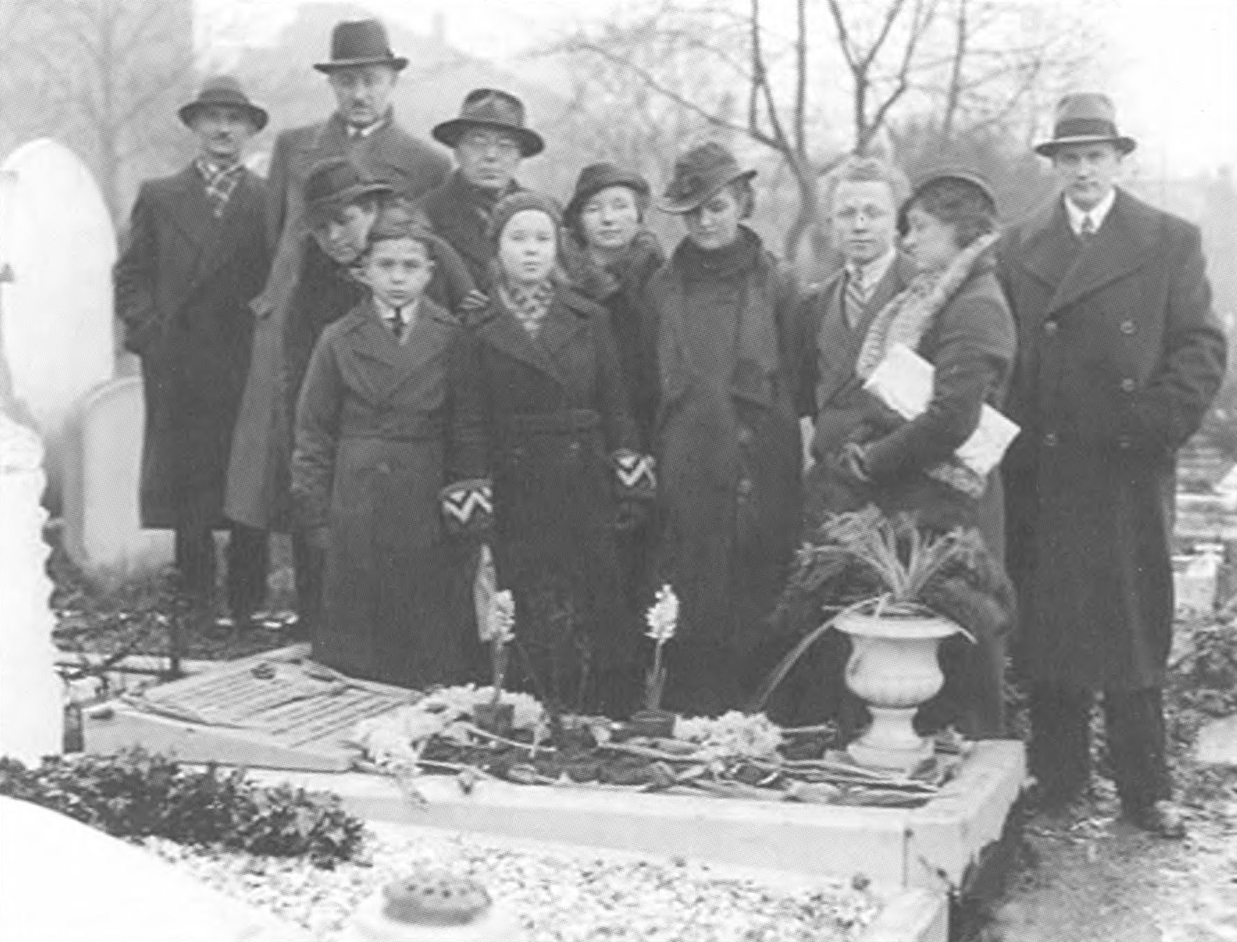 На могиле Карла Маркса на Хайгетском кладбище в Лондоне. 1937 год