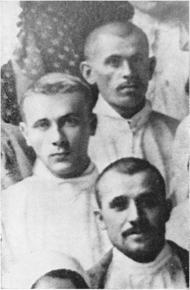 М. Булгаков, студент-медик. В госпитале, в группе раненых. 1915