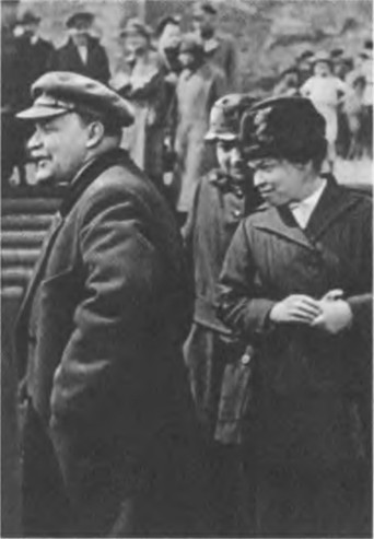 В.И. Ленин и Н.К. Крупская. «Надежда Константиновна взяла мои лист и написала сбоку красными чернилами: 'Прошу дать ордер на совместное жительство'»