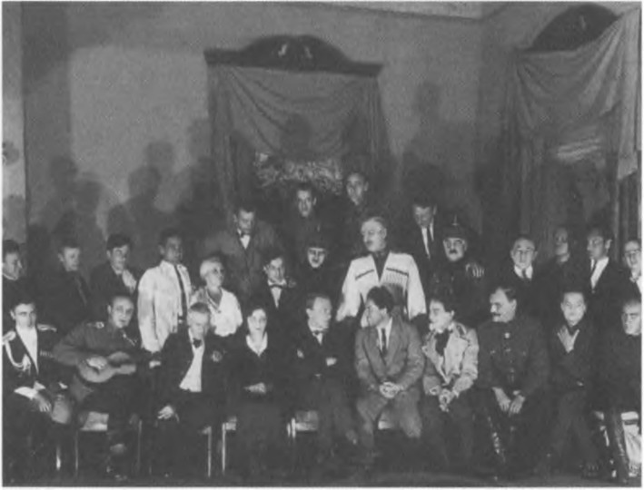 Булгаков среди участников спектакля по пьесе «Дни Турбиных». 22 сентября 1926 г.