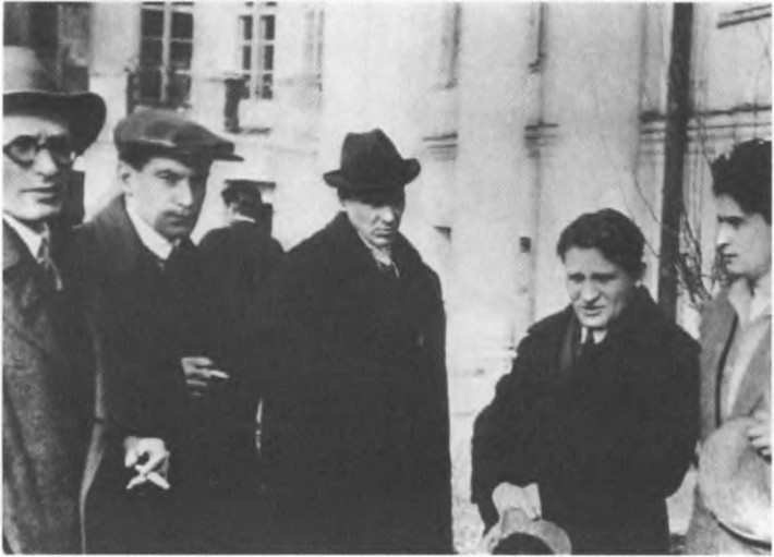 Булгаков (в центре) на похоронах Маяковского. За день до звонка Сталина