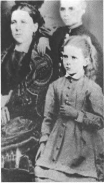 Анфиса Ивановна Покровская, бабушка писателя, с дочерью Варварой