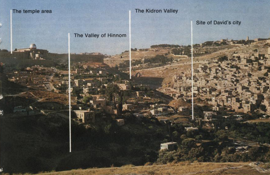 Вид Иерусалима сверху. Слева направо — район Храма, долина Хинном, долина Кедрон, город Давида