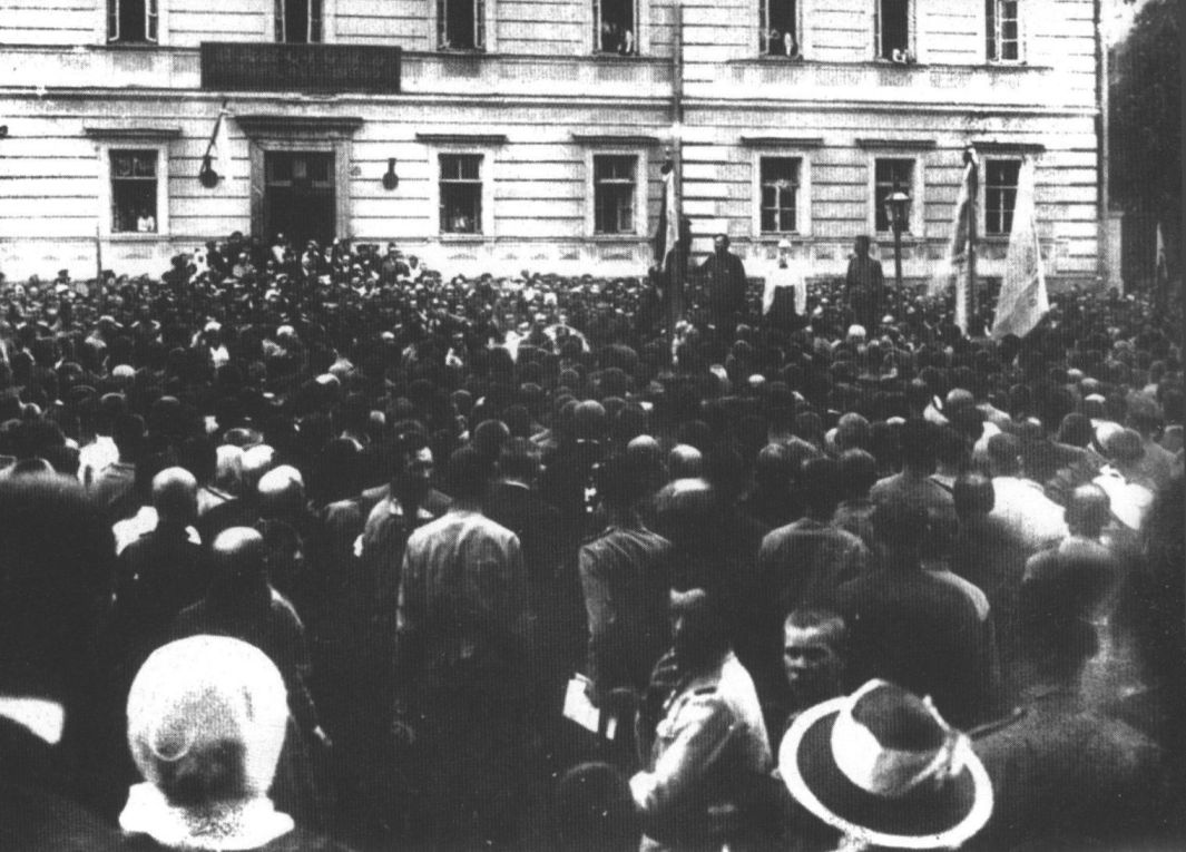Митинг перед зданием Украинского генерального военного комитета в Киеве во время проведения I Всеукраинского военного съезда. Май 1917