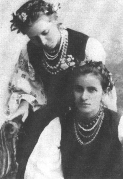 Украинские дворянки носят крестьянскую одежду (Леся Украинка с сестрой Ольгой, 1896)