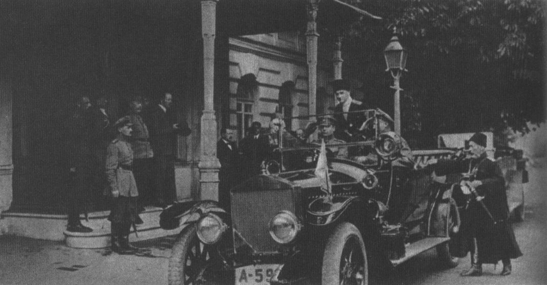 Авто с гетманом Скоропадским возле крыльца гетманского дворца на ул. Институтской, 40 в Киеве. Здание не сохранилось — было взорвано польскими войсками при отступлении из города в мае 1920-го
