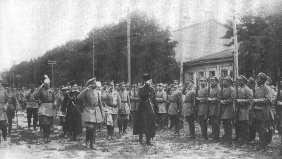 Гетман Скоропадский проводит смотр Серожупанной дивизии, 1918
