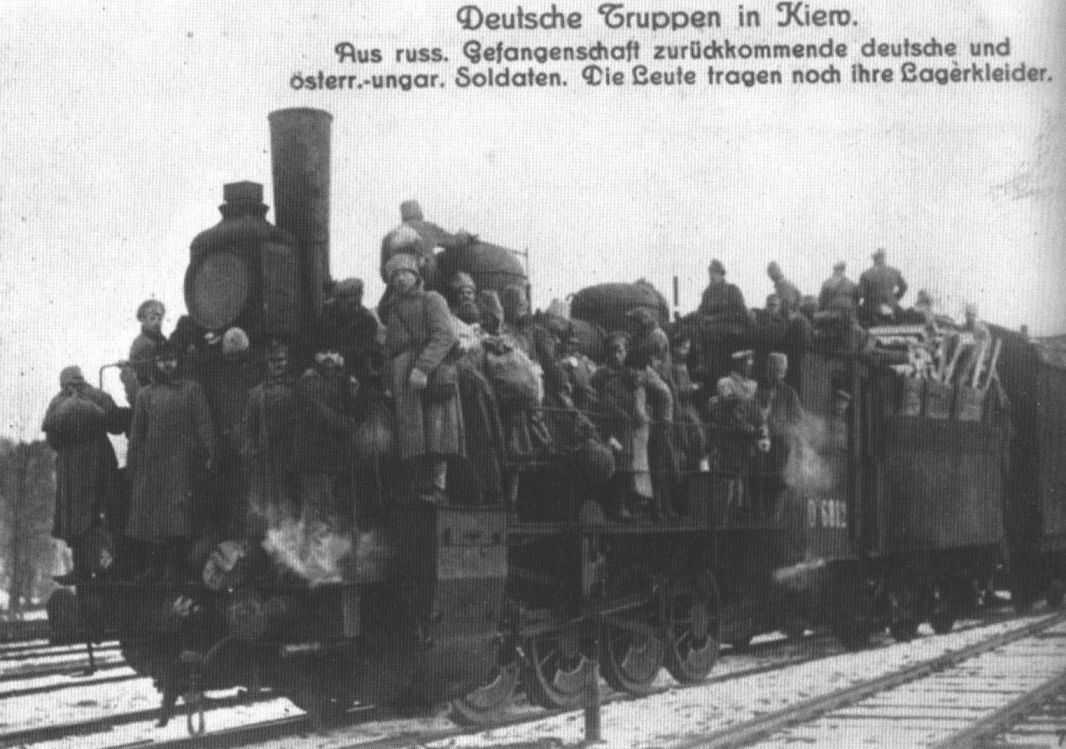 Группа украинских, немецких и австро-венгерских воинов на прибывающем в Киев немецком поезде. 1918
