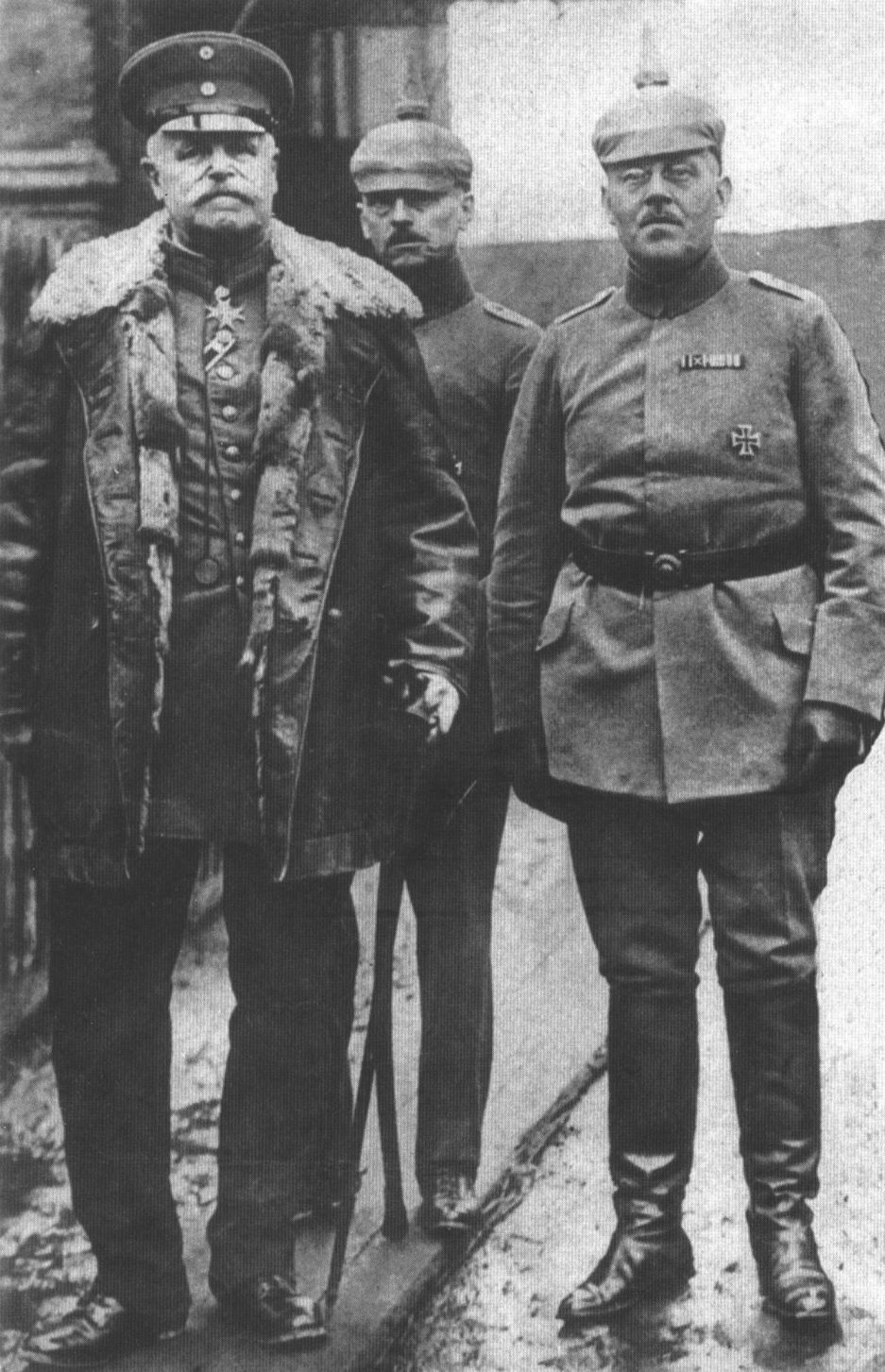Командующий немецкими войсками на Украине фельдмаршал Эйхгорн (слева), убитый в Киеве 30 августа 1918 года боевиком-эсером