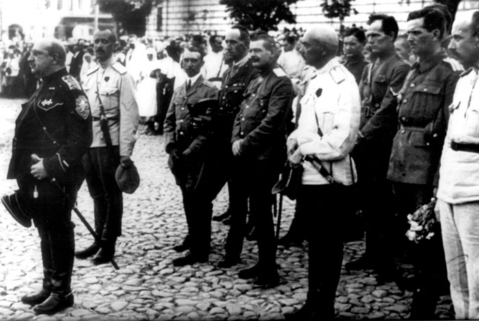 Вожди Добровольческой армии в Киеве: генерал Май-Маевский (первый слева), генерал Бредов (второй слева). 1919 год