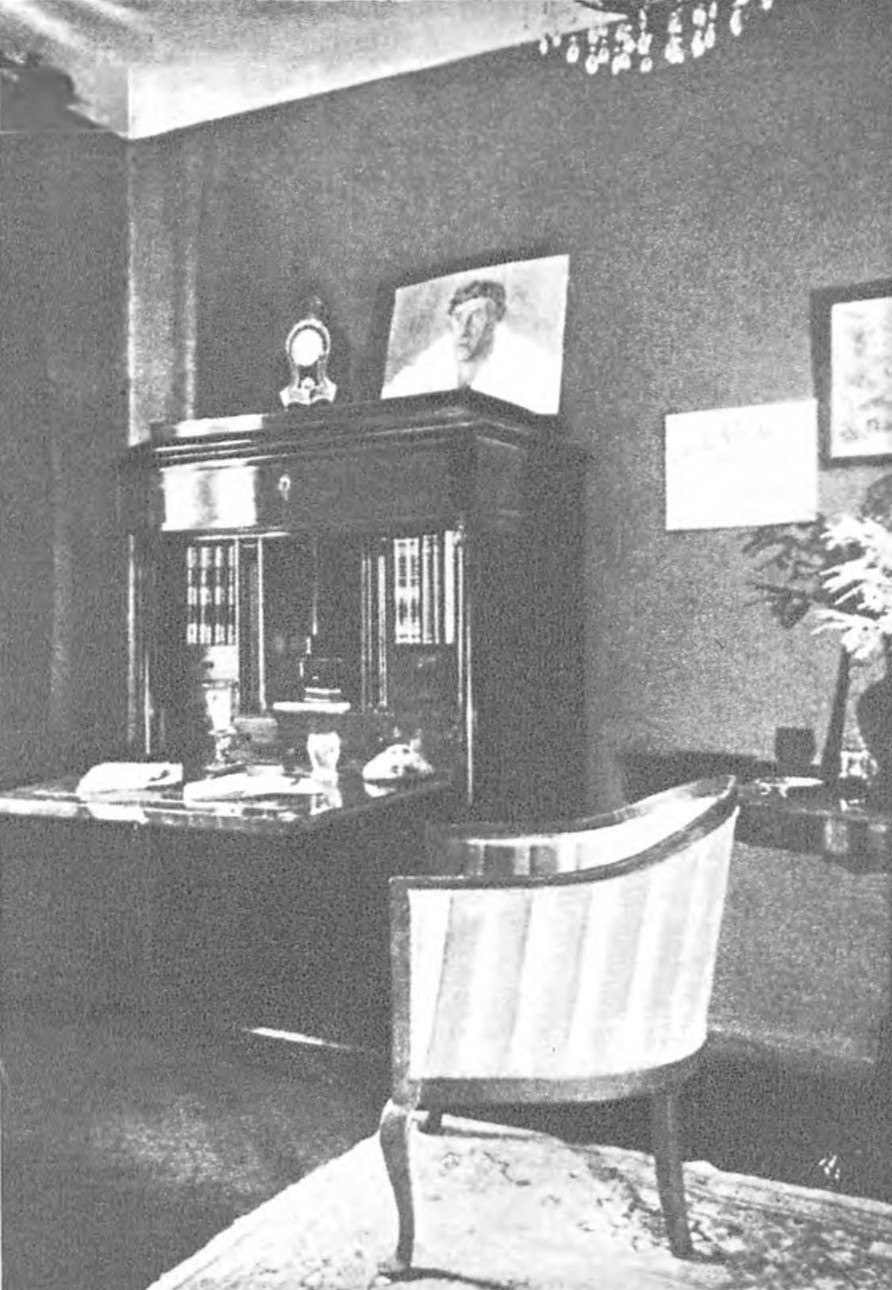 Стол-бюро М. Булгакова в квартире на Большой Пироговской улице